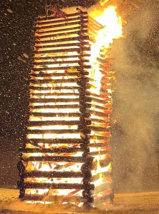 🔥 Das Funkenfeuer im Allgäu: der Sieg des Frühlings über den Winter  Symbolfoto